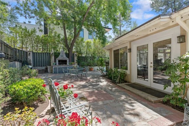 3818 Hayvenhurst Avenue, Encino, CA 91436