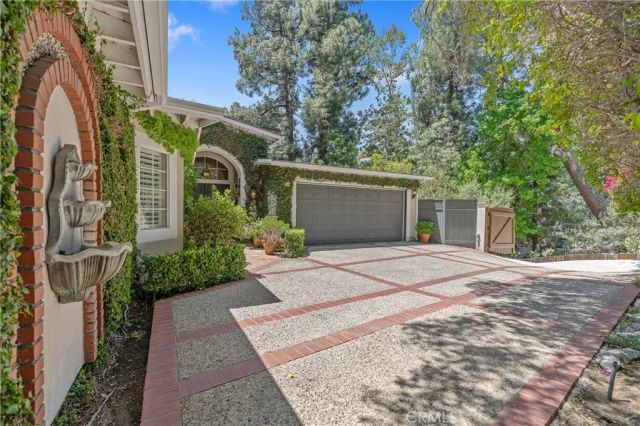 3818 Hayvenhurst Avenue, Encino, CA 91436