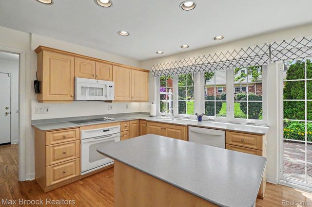 2020 Wickford Court, Bloomfield Charter Township, MI 48304