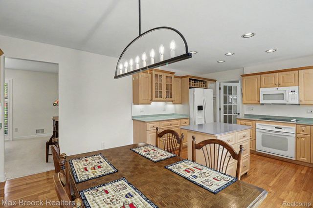 2020 Wickford Court, Bloomfield Charter Township, MI 48304