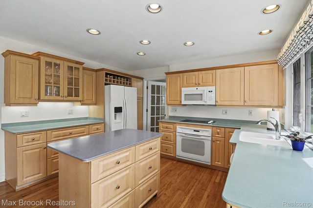 2020 Wickford Court, Bloomfield Charter Township, MI 48304