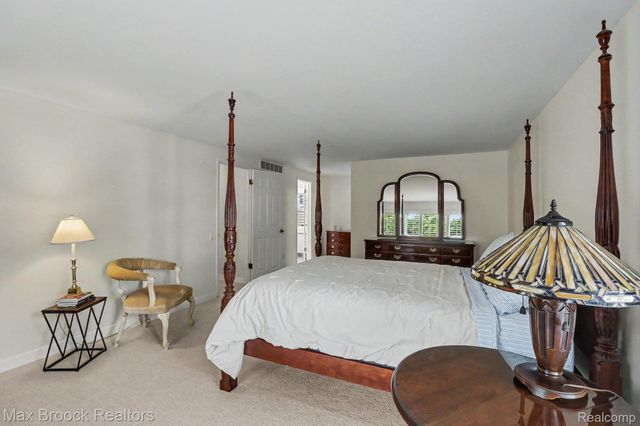 2020 Wickford Court, Bloomfield Charter Township, MI 48304