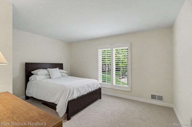 2020 Wickford Court, Bloomfield Charter Township, MI 48304