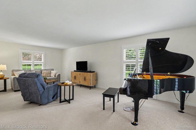 2020 Wickford Court, Bloomfield Charter Township, MI 48304