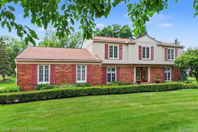 2020 Wickford Court, Bloomfield Charter Township, MI 48304