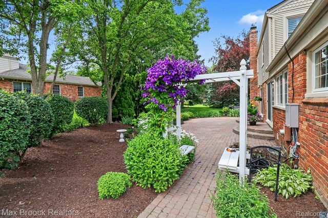 2020 Wickford Court, Bloomfield Charter Township, MI 48304