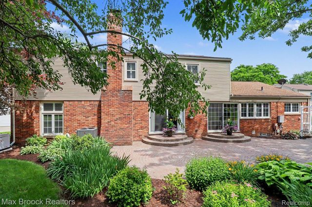 2020 Wickford Court, Bloomfield Charter Township, MI 48304