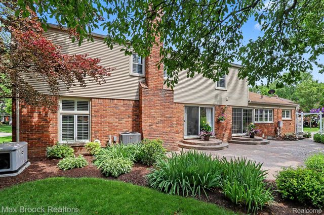 2020 Wickford Court, Bloomfield Charter Township, MI 48304
