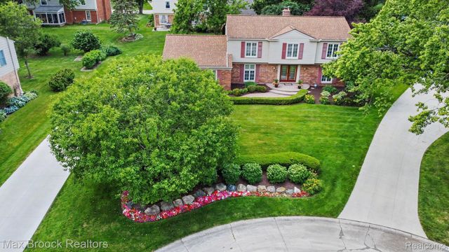 2020 Wickford Court, Bloomfield Charter Township, MI 48304