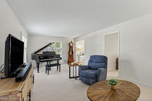 2020 Wickford Court, Bloomfield Charter Township, MI 48304
