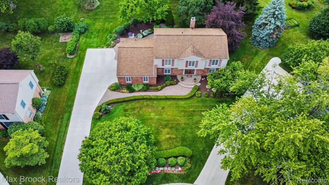 2020 Wickford Court, Bloomfield Charter Township, MI 48304