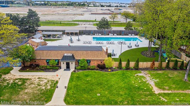 2020 Wickford Court, Bloomfield Charter Township, MI 48304