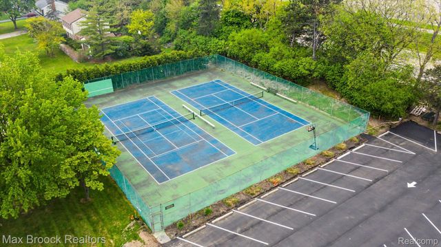 2020 Wickford Court, Bloomfield Charter Township, MI 48304