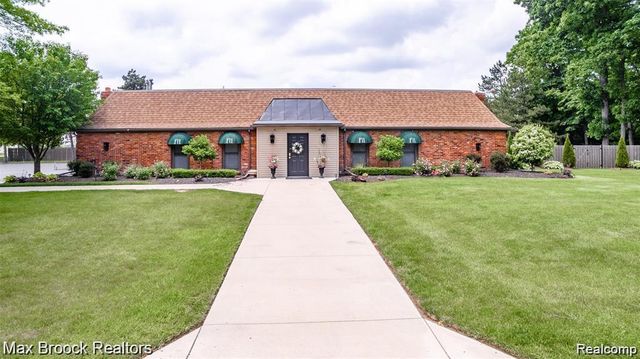 2020 Wickford Court, Bloomfield Charter Township, MI 48304