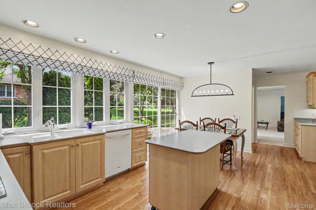 2020 Wickford Court, Bloomfield Charter Township, MI 48304