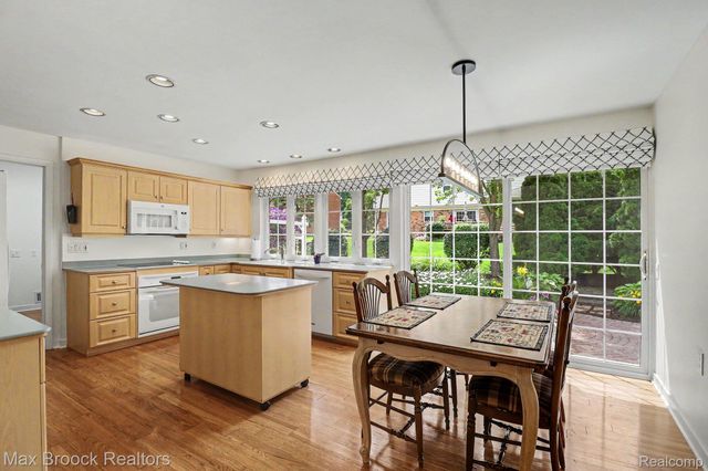 2020 Wickford Court, Bloomfield Charter Township, MI 48304