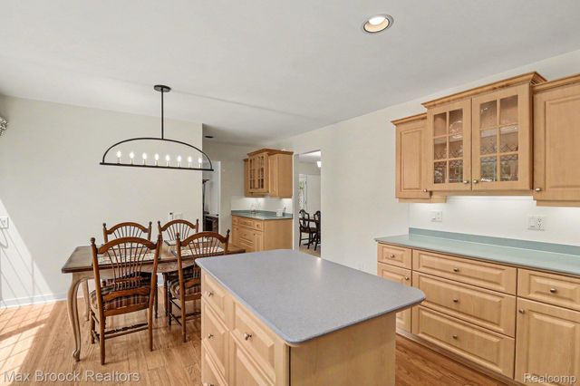 2020 Wickford Court, Bloomfield Charter Township, MI 48304