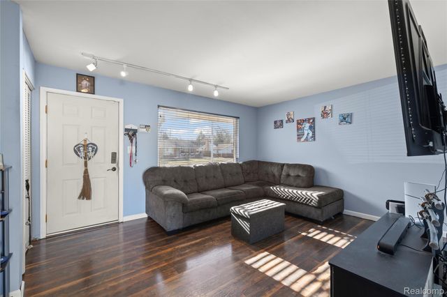 37092 Gilchrist Street, Westland, MI 48186