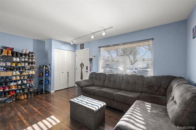 37092 Gilchrist Street, Westland, MI 48186