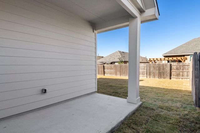 304 Bay Breeze DR, Kyle, TX 78640