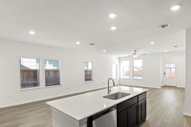 304 Bay Breeze DR, Kyle, TX 78640