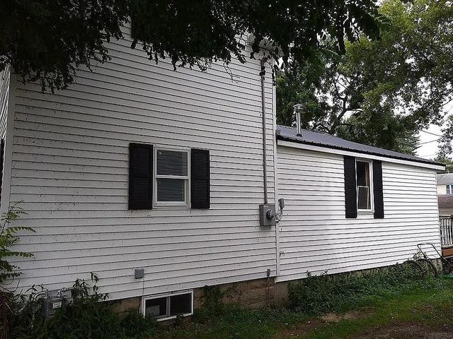 310 1st St W, Independence, IA 50644