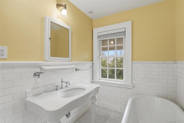 12 Little John Place, White Plains, NY 10605