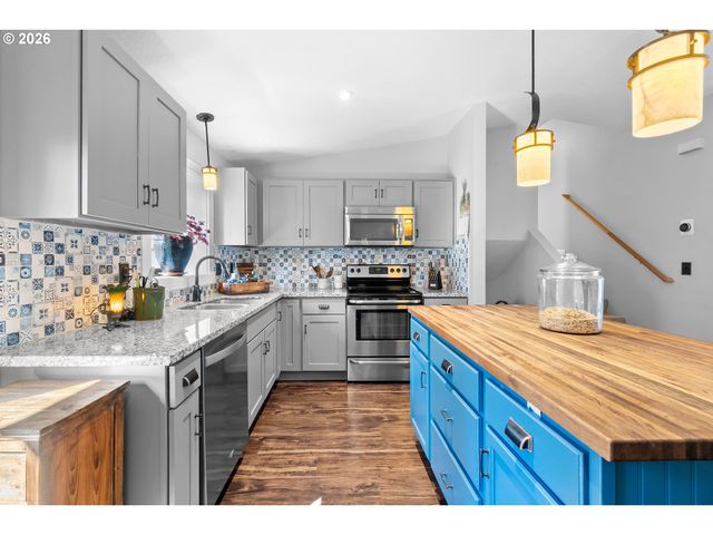 12620 Se CORA St, Portland, OR 97236