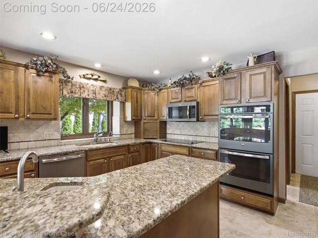 14863 Towering Oaks Drive, Shelby Charter Township, MI 48315