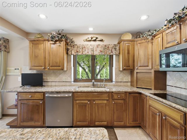14863 Towering Oaks Drive, Shelby Charter Township, MI 48315