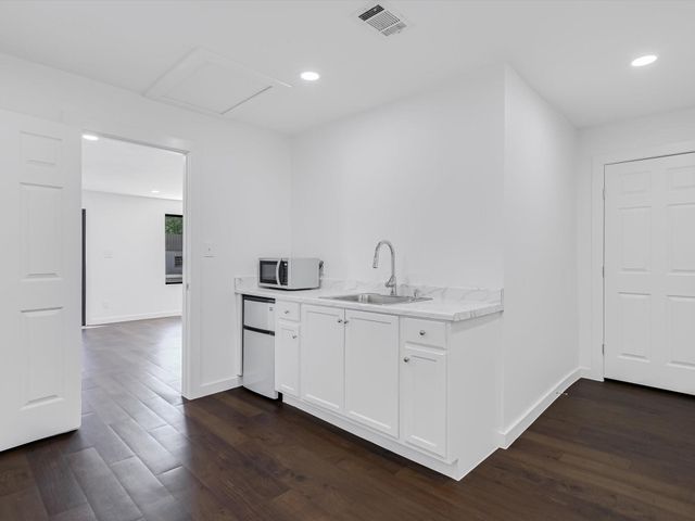 900 W 2ND ST, Taylor, TX 76574