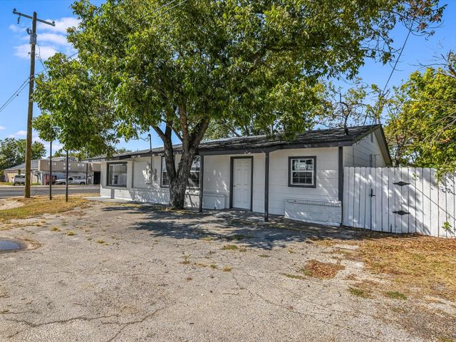 900 W 2ND ST, Taylor, TX 76574