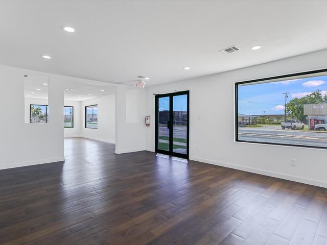 900 W 2ND ST, Taylor, TX 76574