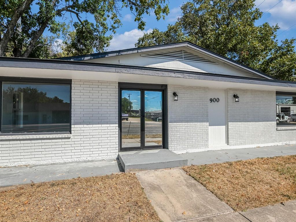 900 W 2ND ST, Taylor, TX 76574