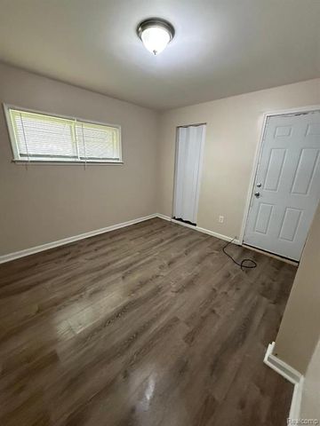 31682 Carlisle Parkway, Wayne, MI 48184