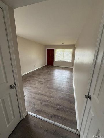 31682 Carlisle Parkway, Wayne, MI 48184