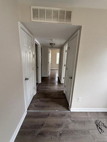 31682 Carlisle Parkway, Wayne, MI 48184