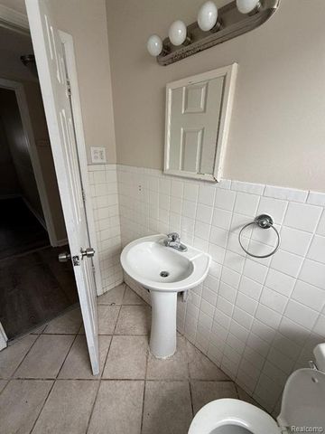 31682 Carlisle Parkway, Wayne, MI 48184