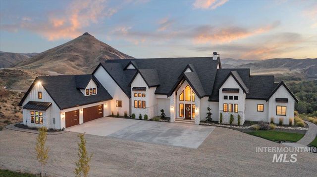 8011 Westridge Ln, Emmett, ID 83617