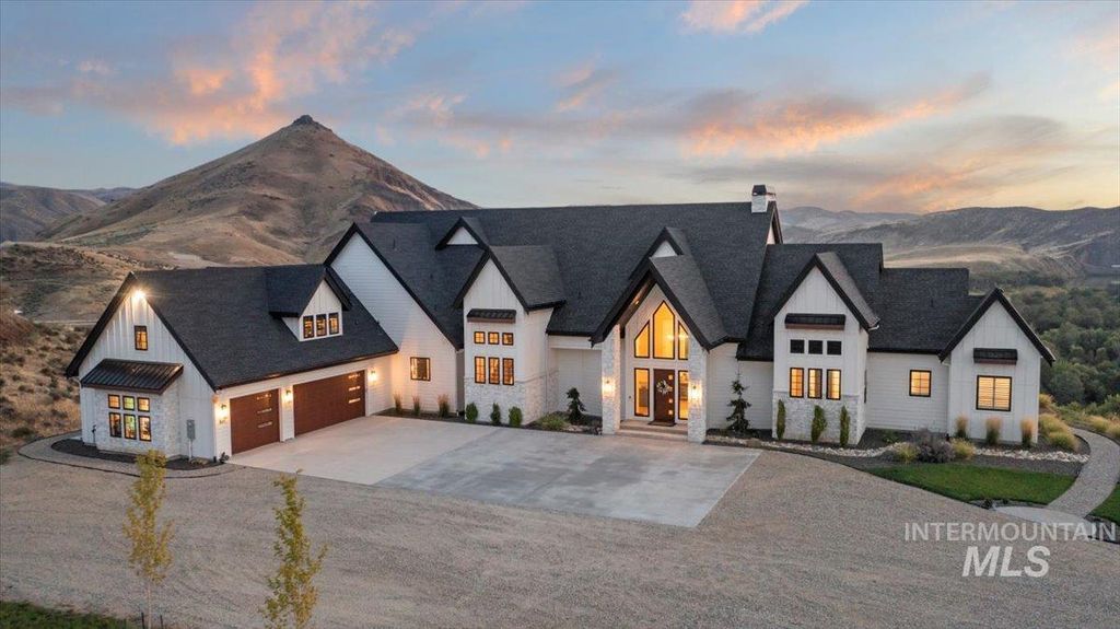 8011 Westridge Ln, Emmett, ID 83617