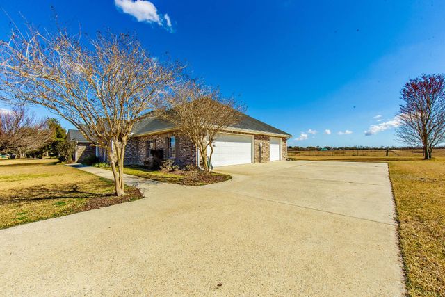 135 Chateau Dr, Lockport, LA 70374