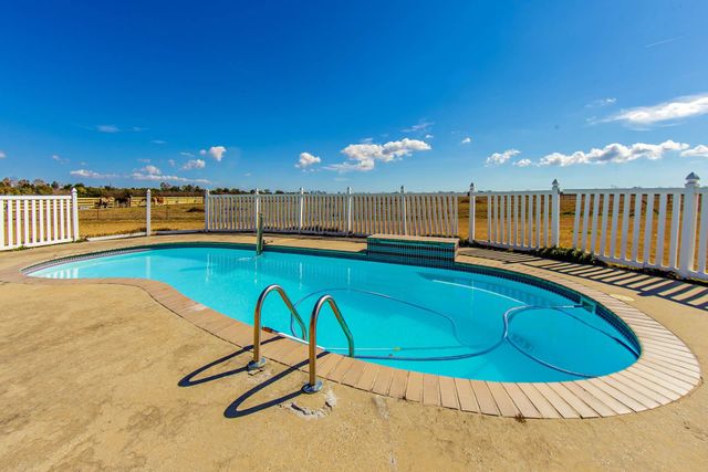 135 Chateau Dr, Lockport, LA 70374