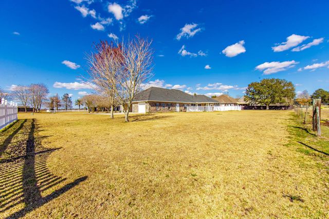 135 Chateau Dr, Lockport, LA 70374