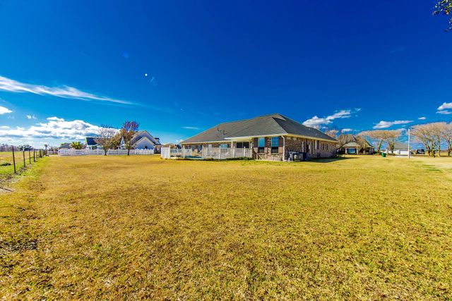 135 Chateau Dr, Lockport, LA 70374