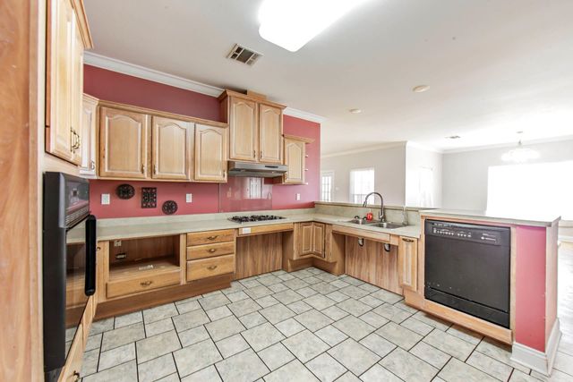 135 Chateau Dr, Lockport, LA 70374