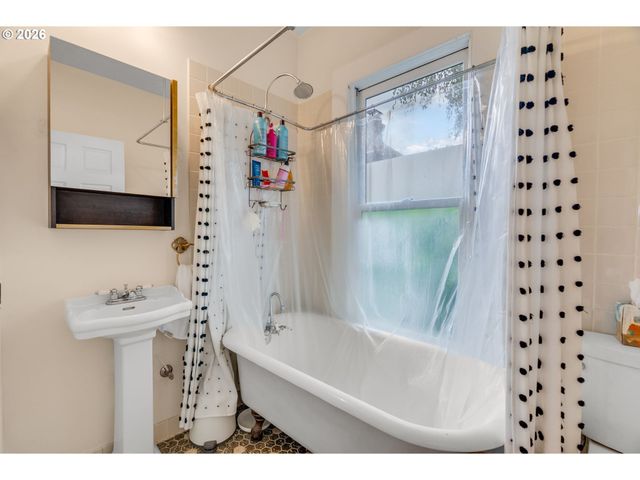 14 Sw WHITAKER St, Portland, OR 97239