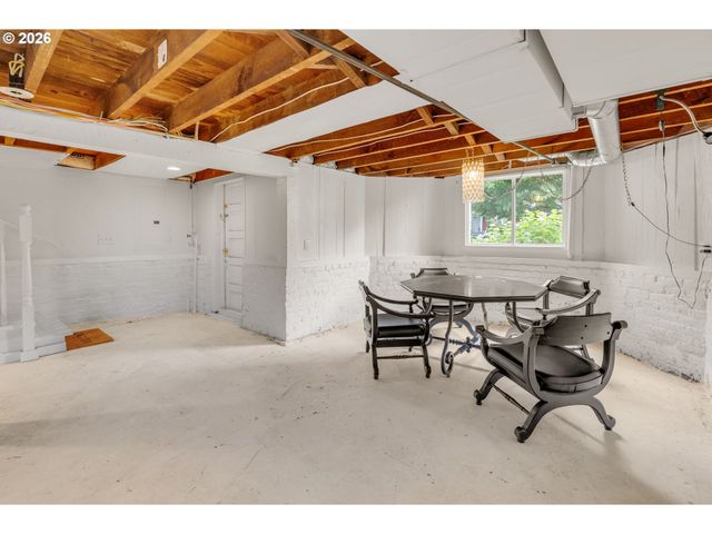 14 Sw WHITAKER St, Portland, OR 97239