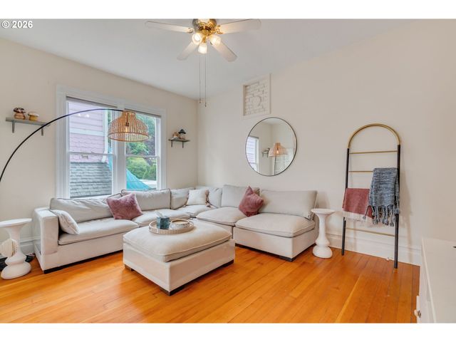 14 Sw WHITAKER St, Portland, OR 97239