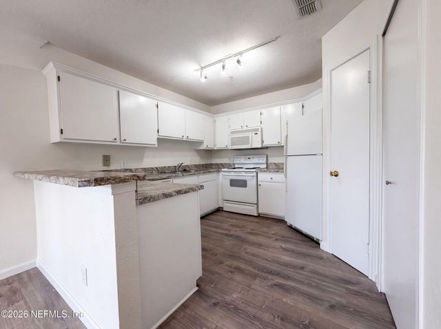 1701 THE GREENS Way 523, Jacksonville Beach, FL 32250