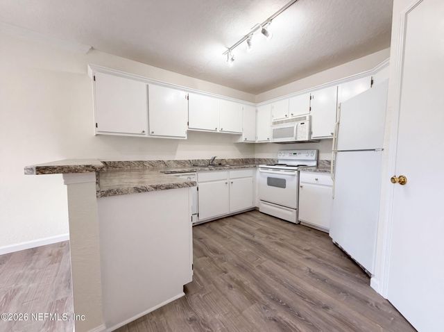 1701 THE GREENS Way 523, Jacksonville Beach, FL 32250